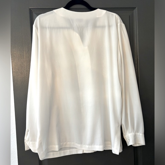 Vintage White Blouse with front Detailing and adorable white buttons ๐ - Picture 6 of 7